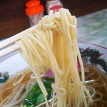 中華そばよしとく - 細めのストレート麺　色白でやや低加水でざくっとした食感が良い