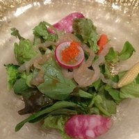 重慶飯店 麻布賓館 - クラゲと腸詰をのせたフレッシュグリーンサラダ