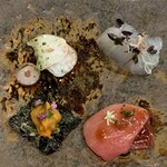 よし奈 - ① 水タコ・梅酒 ② 三重天然ヒラメ・レッドキャベツ ③ 天然本まぐろにあさつきと土佐醤油。 ④ 北海道産 雲丹 下には海苔のチップ 上には紫蘇の花