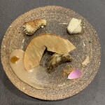 よし奈 - あわび6時間蒸し あわびの胆 落花生ソース、落花生パウダー 梨白ワイン青柚子ジュレ コスモス、梨チップ