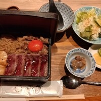 焼肉㐂舌 南船場 - 黒毛和牛熟成イチボ肉タタキとすき焼き煮の合盛りのお重