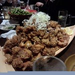 ちばチャン - 名物舟盛りの唐揚げ。その奥には枝豆