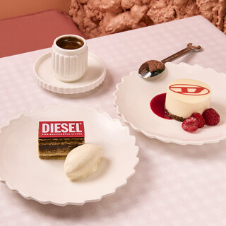 DIESELのロゴを施したケーキが仲間入りしました。