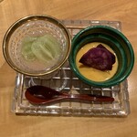 おおたに - ＜甘味＞ シャインマスカット、いちじくソースと アールグレイティーのわらびもち 紫芋チップと和三盆糖のプリン