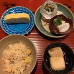 おおたに - ＜ご飯物＞ 鮭と銀杏、ゴボウの炊き込みご飯 九条ネギと丁字麩の赤出汁