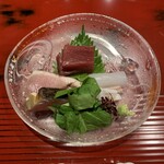 おおたに - ＜お造り＞ さわらの藁焼き、本鮪、ケンサキイカ