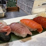立食い寿司 根室花まる 丸の内オアゾ店 - 中トロ軍艦と、三貫セット