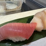 立食い寿司 根室花まる - 中トロ、二階建てホタテ