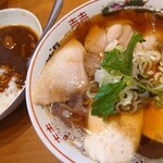 津軽煮干中華蕎麦 サムライブギー - 津軽煮干中華肉玉(1050円)、半カレー(350円)。