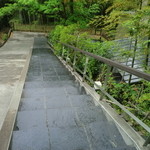 エルルカン・ビス - 道路から下がった所に建っている