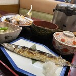 割烹 一の矢 - そろそろサンマ肥ゆる秋かなと思ってサンマ入りの定食を頼んだけど、やはりほっそりとしていた