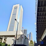 加賀 - 店の前から新宿駅方向。