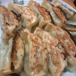 Hidakaya - 餃子を焼く鉄板が汚いのか、油や焼きカスが・・・