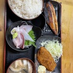 タカマル鮮魚店 - 日替り。刺身盛りと鱈フライとサバの一夜干し
