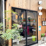 来々軒 - 店舗入口（折よくお兄さん２人出て来たところで，すぐ座れました）