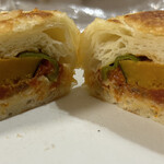 丹青 - 自家製ラムトマトカレーのパニーニの断面