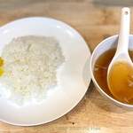 来々軒 - 主菜ができそうになると，ごはんとスープだけ先に出してくれます