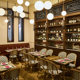 パリのビストロを再現したおしゃれな空間
