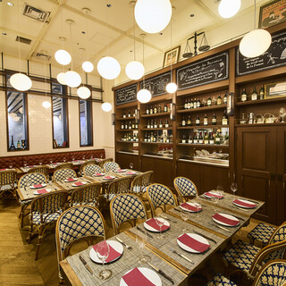 天高で広々としたテーブル配置