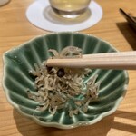 てんぷら 下村 - ちりめん山椒はビールとよく合う