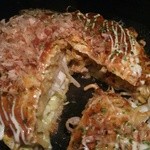 お好み焼 ゆかり - 広島焼きです切り口に焼きそばが見えます。食べると関東風とも関西風ともまた違いますお野菜タップリ美味しいですよ＼(^o^)／
            