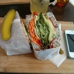 キングジョージ - ベジタリアンサンドイッチ。ベジタリアンサンドイッチ。iphone4と比較してかなりデカイ！