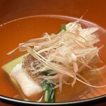 木山 - お椀
      ・吸い地：利尻昆布・本枯節・荒節、薄口しょうゆ？
      ・椀種：花鯛（チダイ）
      ・椀妻（さしこみ）：新潟県のくろさき茶豆の葛豆腐
      ・椀妻（青み）：壬生菜
      ・吸い口：茗荷