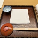 木山 - すすきの意匠の蒔絵が美しい漆塗りの縁に、只者ではない玉杢目（たまもくめ）をもつ折敷。