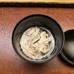 木山 - 小吸い物
      ・長野県下伊那郡の松茸を生のまま、なるべく手で割いてから、
      ・上から鱧出汁（塩水、酒）をかけてその余熱だけで火を通したもの
      ・松茸の下には、京都の豆腐