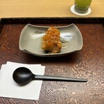 木山 - ・天盛りは青柚子
      ・いくら　おろし
      ・伊勢海老の揚げ
      　（殻をオーブンしてパウダーにして衣に）
      ・焼き茄子、春菊