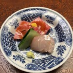 木山 - お造り
      ・北海道釧路から、とろ
      （とろみ醤油）
      
      ・焼津から、釣りの白甘鯛
      （焼津で昨日夕方に揚がって届いてからひと塩したもの）
      （入り酒にさっと潜らせて）
      
      ・青梗菜