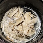 木山 - 小吸い物
      ・長野県下伊那郡の松茸を生のまま、なるべく手で割いてから、
      ・上から鱧出汁（塩水、酒）をかけてその余熱だけで火を通したもの
      ・松茸の下には、京都の豆腐