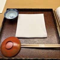 木山 - すすきの意匠の蒔絵が美しい漆塗りの縁に、只者ではない玉杢目（たまもくめ）をもつ折敷。