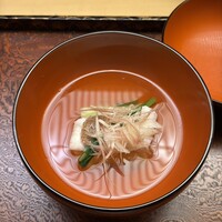 木山 - お椀
                    ・吸い地：利尻昆布・本枯節・荒節、薄口しょうゆ？
                    ・椀種：花鯛（チダイ）
                    ・椀妻（さしこみ）：新潟県のくろさき茶豆の葛豆腐
                    ・椀妻（青み）：壬生菜
                    ・吸い口：茗荷