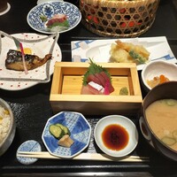 御影蔵 丸ビル - ■御影蔵膳　2200 　・お造り二点盛り 　・本日の焼魚 　・天ぷら盛り合わせ 　・小鉢 　・特製粕汁 　・香の物　 　・炊き込みご飯又は白米 　・甘味