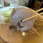 しょうがラーメン 七の庫 - チャーシューリフト。