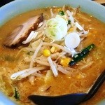 ラーメン じゃんじゃん - 白味噌らーめん　840円　なぜか焼肉のたれの味がするスープ