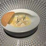 銀座 レカン - エポワスのムース　洋梨のコンポートとフヌイユのサラダ