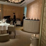 銀座 レカン - ベージュ基調の令和のメインダイニング