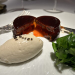 銀座 レカン - 猪肉の赤ワイン煮の中に、ねっとりとした半熟卵が潜んでおります。