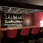 銀座 レカン - 往時の雰囲気を残したと言われる、臙脂色が基調のウェイティングバー