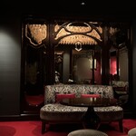 銀座 レカン - 往時のアール・ヌーヴォー調の鏡、シャンデリア