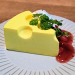 新宿テラス - チーズ屋さんの穴あきチーズケーキ