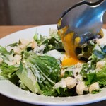 新宿テラス - とろとろ温泉卵のシーザーサラダ