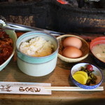 定食のごはん・お味噌汁・生タマゴ・お漬物