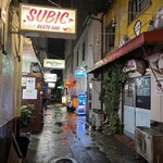 食道園 - 行く前の路地はちょっと入りにくい雰囲気