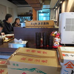 NIBOSHI MANIA - 店内。九十九里の小才の箱や境港の煮干の箱。麺箱は東京製麺