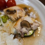 キッチン ブルー グローブ - ズッキーニを引いて