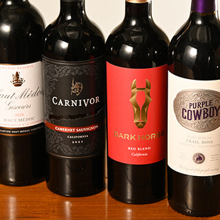 飲み放題は約30種が対象！料理と相性のよいワインボトルも充実