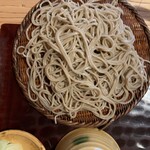 並木藪蕎麦 - 写真ではわかりにくいがはっきりと緑がかってる。何もつけずにいただくと蕎麦の種の青々しい香りが広がる。